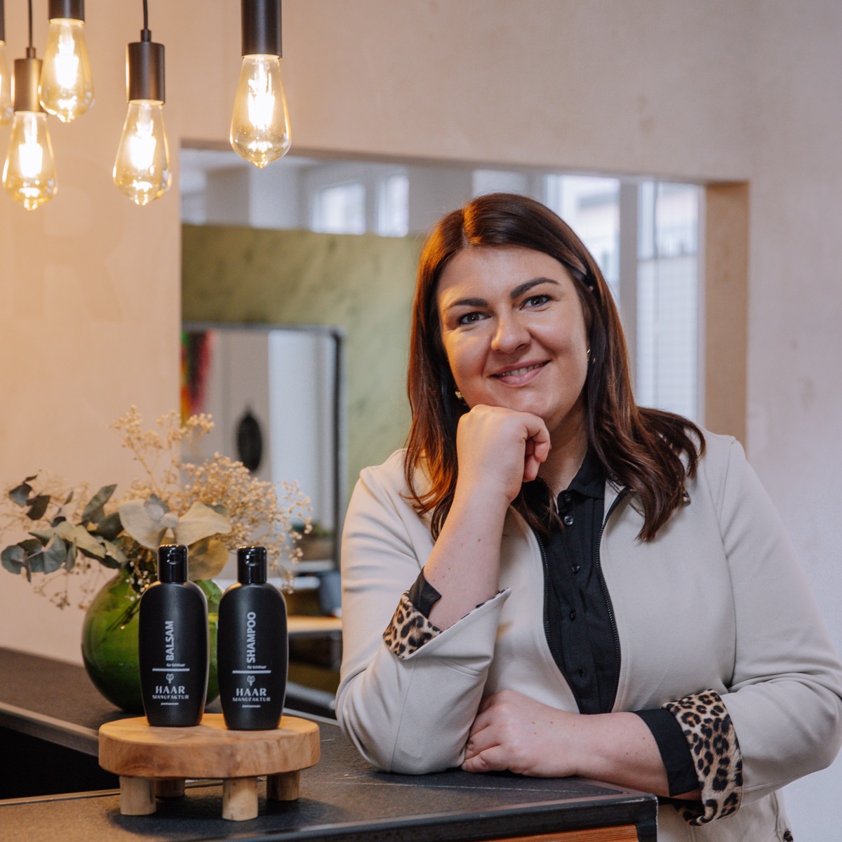 Isabella Ackermann im Salon der Haar-Manufaktur